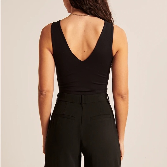 Double-Layered Seamless Fabric V-Neck Bodysuit - Picture 4 of 5